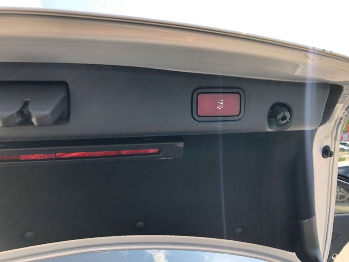 Mercedes-Benz E 300 – Bild 10 von 14